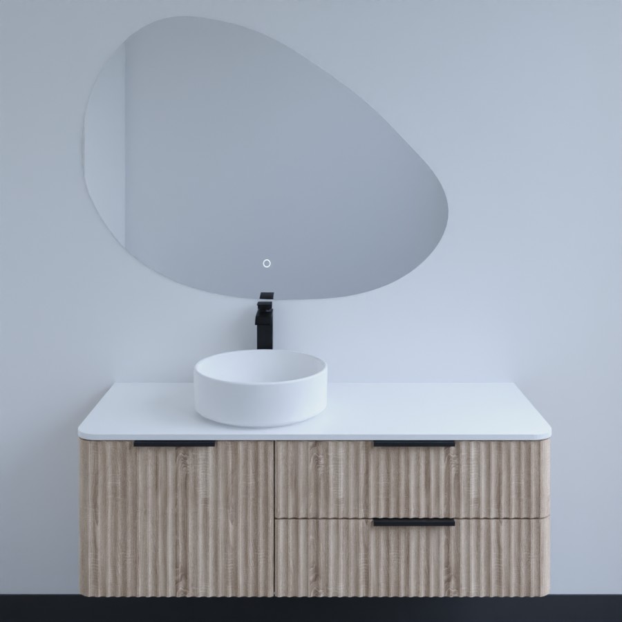 Ensemble VERTIGO meuble de salle de bain 120 cm bois strié avec plan de toilette blanc, vasque à poser ronde blanche et un miroir LED forme galet