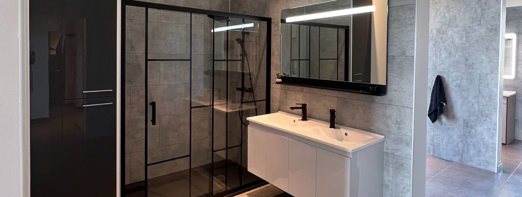 Meuble salle de bain exposé dans le showroom de Creazur