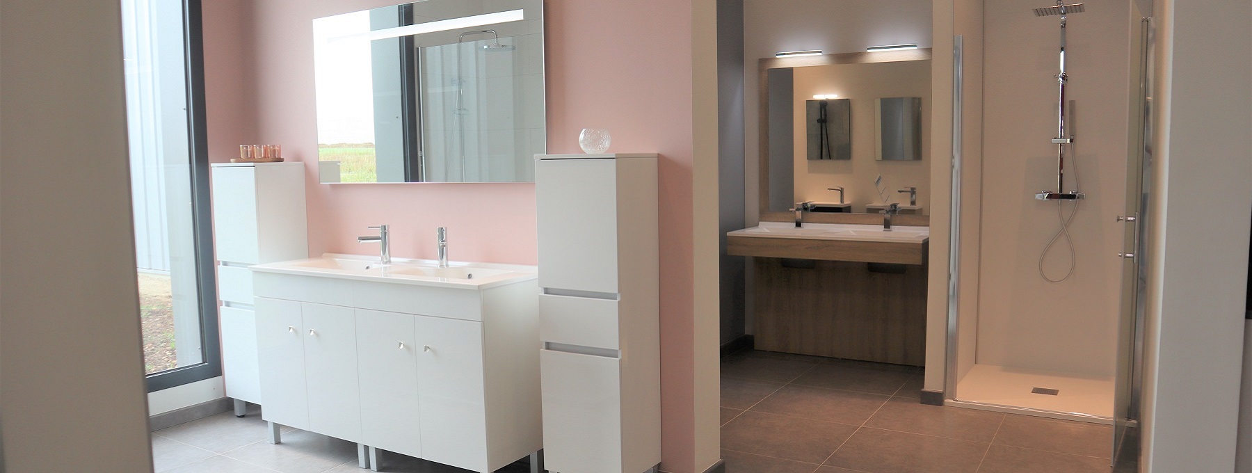 Meuble double vasque visible dans le showroom CREAZUR FRANCE